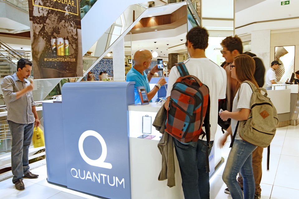 Quiosque da Quantum em shopping de Curitiba: parceria já rende frutos à Positivo Informática. | Antônio More/Gazeta do Povo