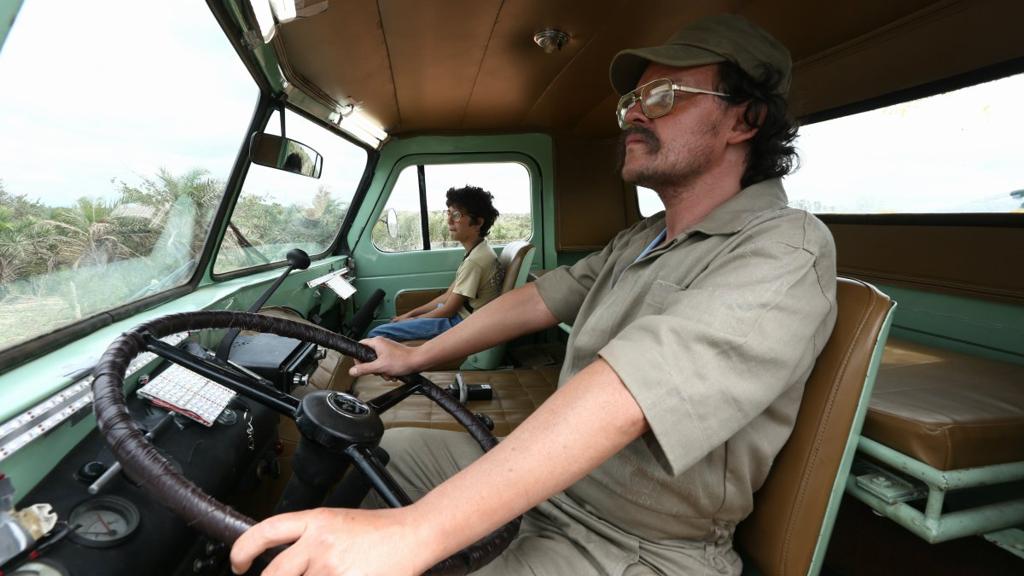 Matheus Nachtergaele vive o motorista de um caminhão limpa fossa em “Big Jato”. | Divulgação