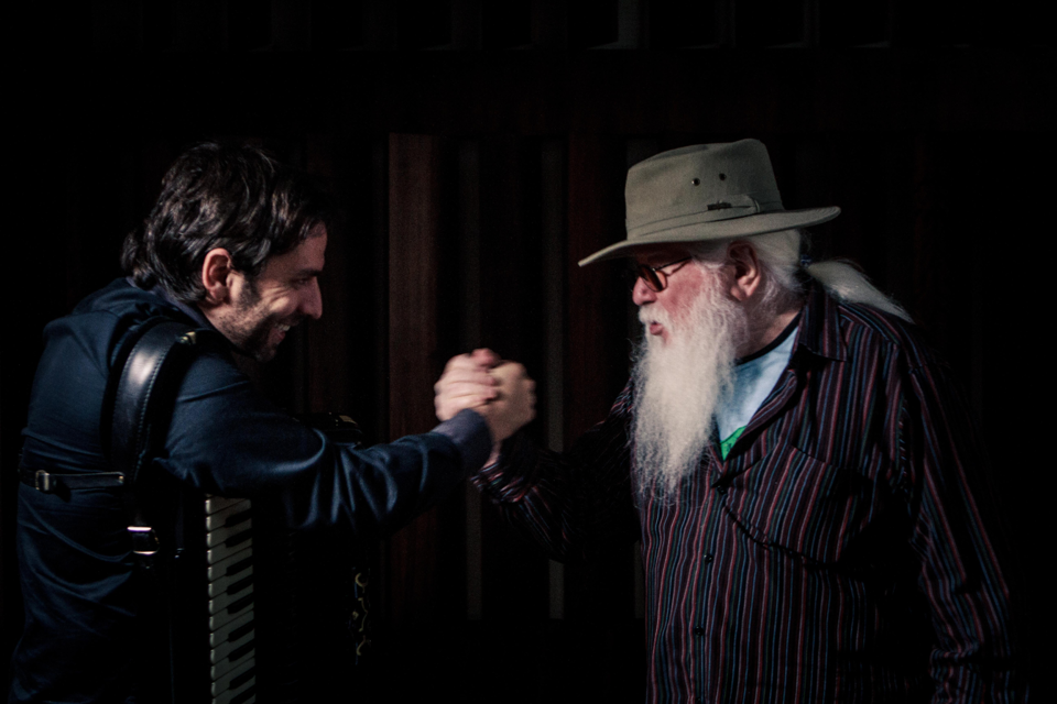 Hermeto Pascoal comemora 80 anos com show no Teatro Guaíra João Pedro Teixeira e Hermeto Pascoal dividem o palco em apresentação comemorativa | Divulgação