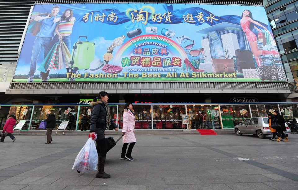 Fachada de produtos baratos em Pequim, na China | FREDERIC J. BROWN/AFP