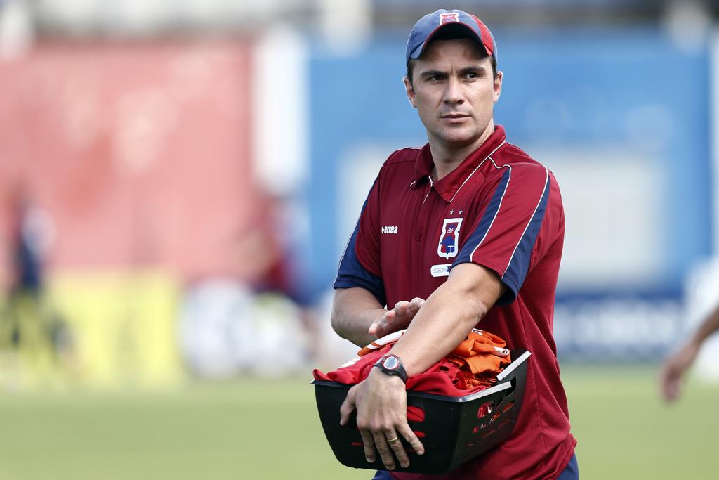 Assim como ocorreu no fim de 2015, Fernando Miguel será o técnico interino do Paraná: duelo nesta terça-feira é com o Goiás.. | Albari Rosa/Gazeta do Povo