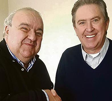 Foto dos candidatos  trocando um aperto de mão foi divulgada no Facebook de Greca | Reprodução/Facebook