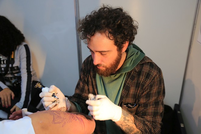 Tatuador Marcelo Zissu (RJ) tatua mesclando tons de cinza com composições geométricas. | Ivonaldo Alexandre/Gazeta do Povo