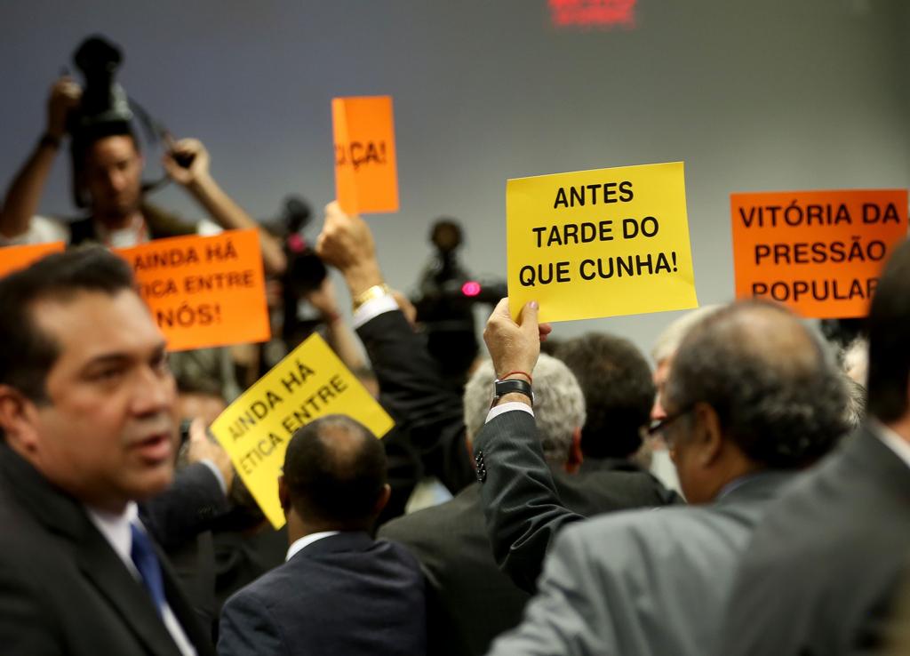 Deputados comemoram com cartazes a aprovação do parecer que pede a cassação do deputado Eduardo Cunha (PMDB-RJ) | Wilson Dias/Agência Brasil