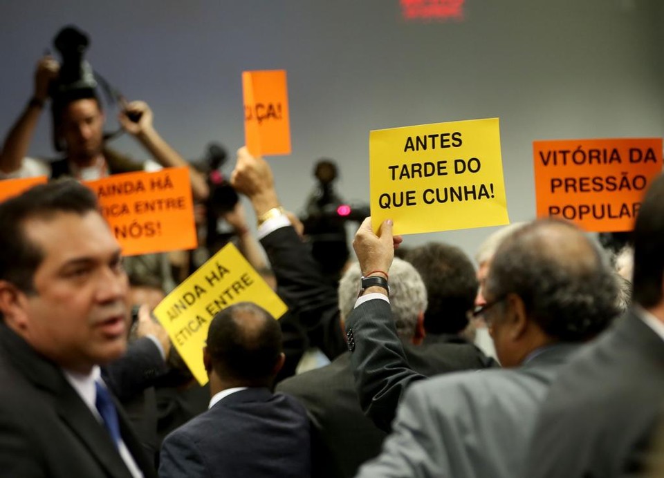 “Nulidades” do Conselho de Ética serão objeto de recurso à CCJ, diz Cunha Deputados comemoram com cartazes a aprovação do parecer que pede a cassação do deputado Eduardo Cunha (PMDB-RJ) | Wilson Dias/Agência Brasil