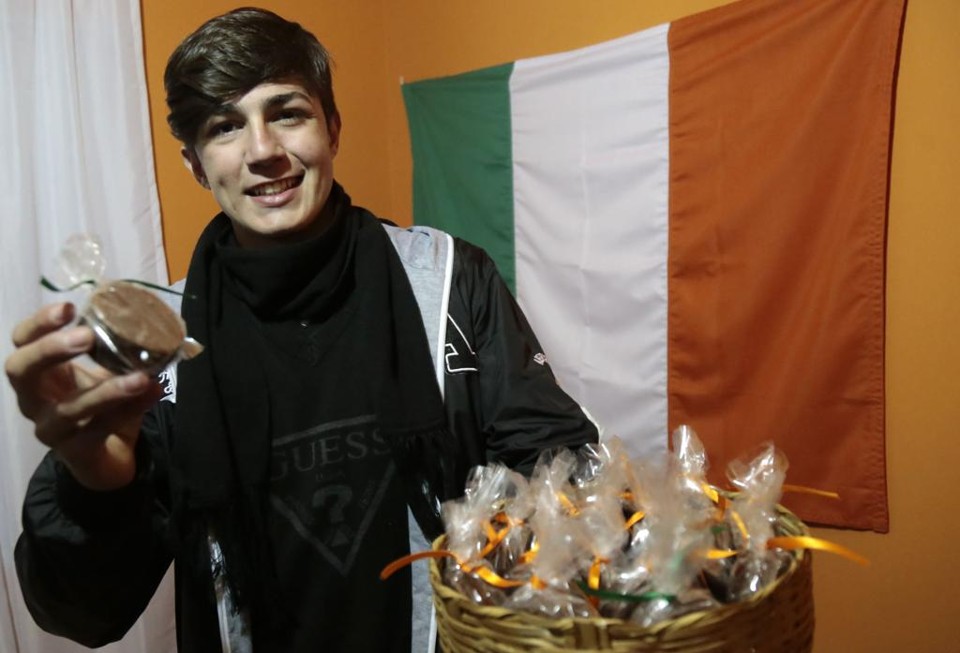 César Ferreti, 18 anos, começou a vender alfajores para realizar o sonho de ir para Dublin | Pedro Serapio/Gazeta do Povo