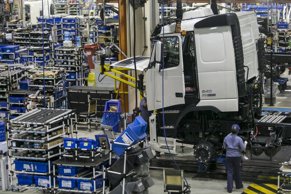 Linha de produção de caminhões: para a OCDE, economia brasileiro terá ano ainda pior. | Marcelo Andrade/Gazeta do Povo