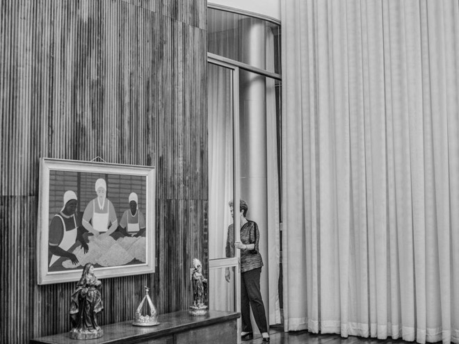 Dilma continua cercada pelos luxos do palácio projetado por Oscar Niemeyer: o batalhão de funcionários que servem xícaras de café, a piscina aquecida no jardim bem cuidado, as obras-primas modernistas de Emiliano Di Cavalcanti e Alfredo Volpi penduradas nas paredes | TOMAS MUNITA/NYT