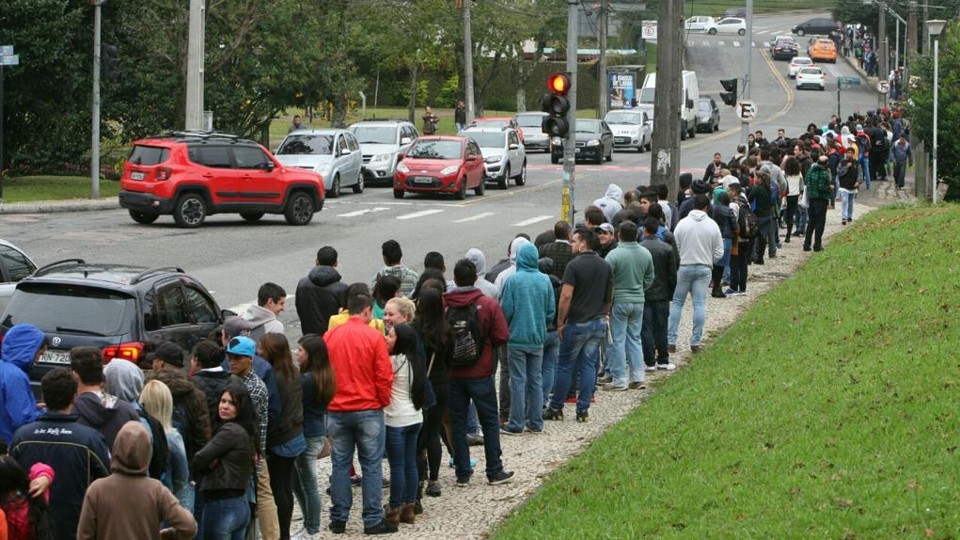 Cerca de duas mil pessoas fizeram fila para disputar uma das 350 vagas de emprego. | Aniele Nascimento/Gazeta do Povo