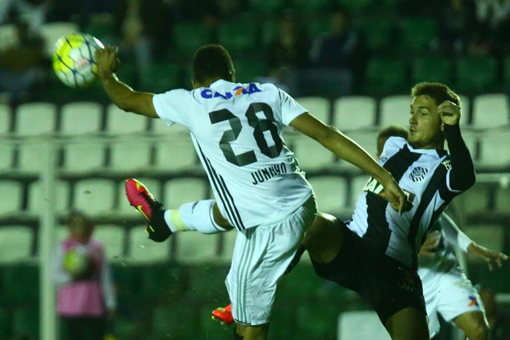 O zagueiro Juninho afasta a bola com um chutão no Orlando Scarpelli: nada de gols. | Marco Favero/Agência RBS