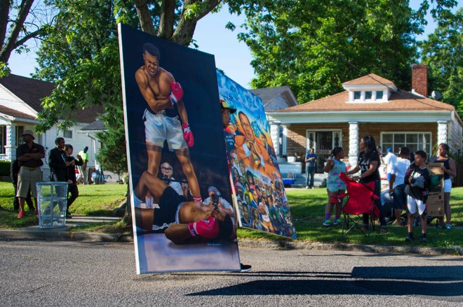 Pintura retrata vitória de Ali durante sua carreira como pugilista. | Jim Watson/AFP