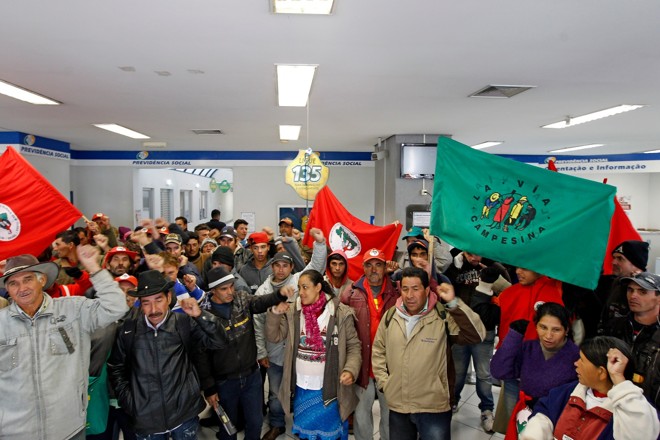 Manifestantes na agência do INSS na Praça Santos Andrade. | Foto: Antonio More/Gazeta do Povo