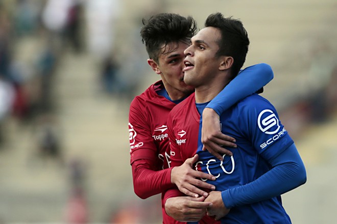 Robson é abraçado pelo volante Basso na comemoração do gol paranista | Albari Rosa/Gazeta do Povo