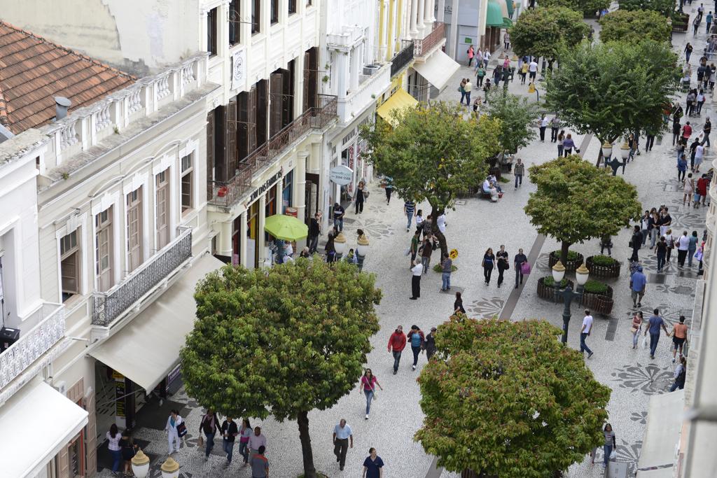 O conjunto urbano que compõe a paisagem visual da Rua XV de Novembro é tombado desde a década de 1970 – um baita avanço para a época. | Henry Milleo/Arquivo/Gazeta do Povo
