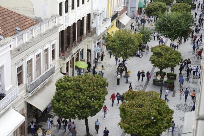 O conjunto urbano que compõe a paisagem visual da Rua XV de Novembro é tombado desde a década de 1970 – um baita avanço para a época. | Henry Milleo/Arquivo/Gazeta do Povo