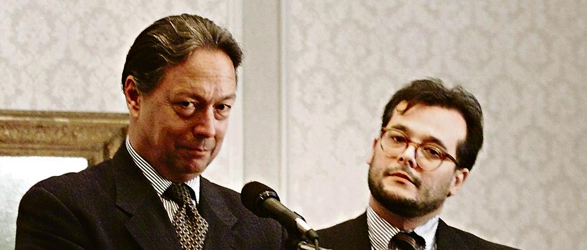 Pedro Malan, então ministro da Fazenda, durante entrevista. Ao seu lado, Gustavo Franco, presidente do Banco Central: artífices do Plano Real | Timothy A. Clary/AFP