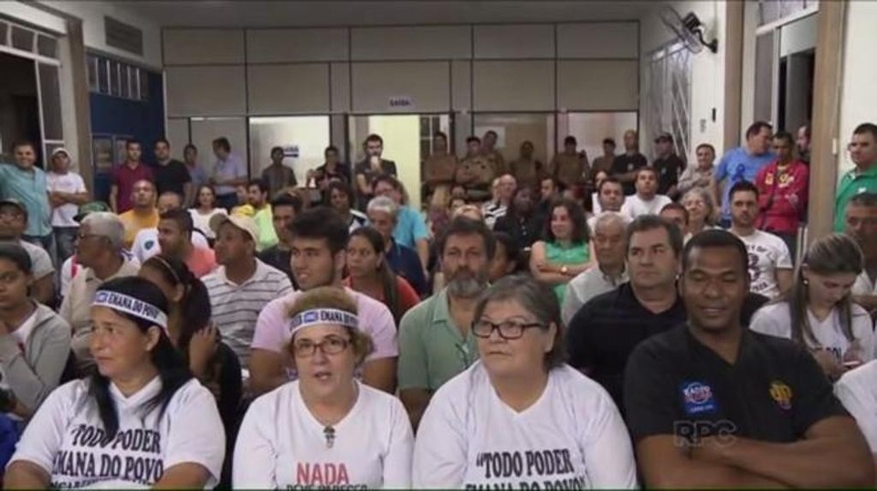 Moradores de Jacarezinho na votação do ano passado, quando a pressão popular levou à redução dos salários. | Reprodução/RPC