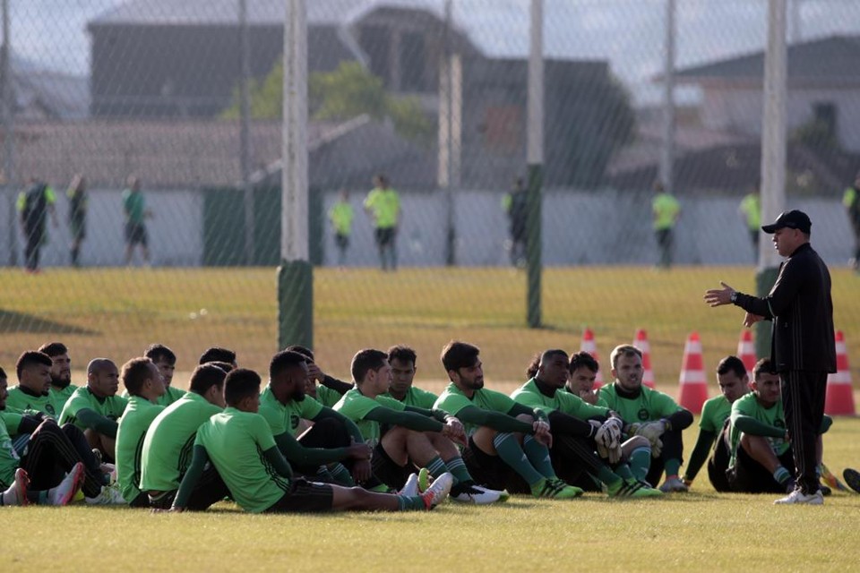 Pachequinho orienta jogadores do Coritiba em treino. | Albari Rosa/Gazeta do Povo