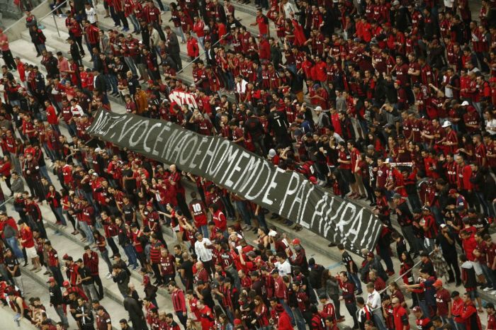 Faixa de protesto da Fanáticos contra Petraglia. | Marcelo Andrade/Gazeta do Povo