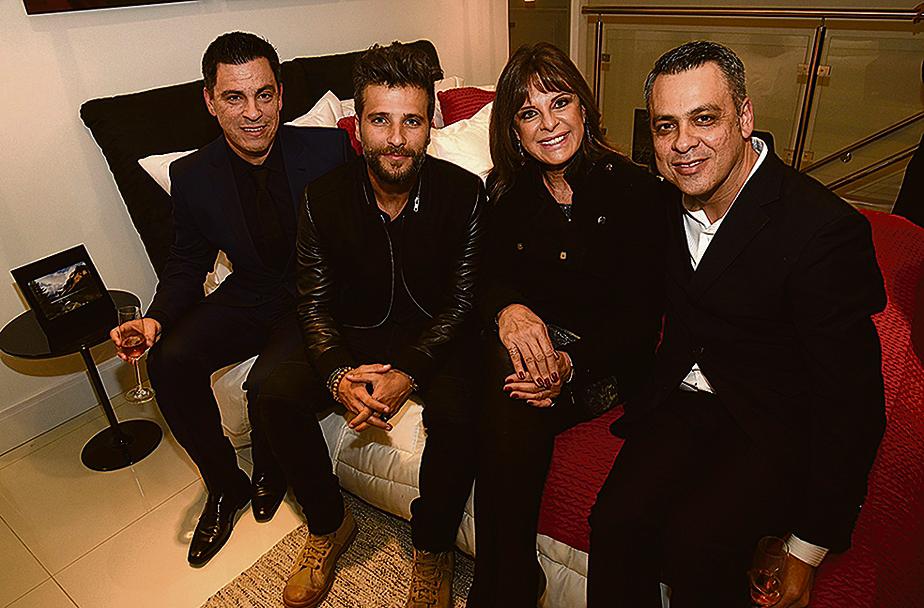 Os irmãos Wilton (à esq.) e Wilias de Oliveira Sousa receberam o ator Bruno Gagliasso e a arquiteta paulista Jóia Bergamo para o badalado coquetel de inauguração da loja Millo Mobiliário sob Medida na noite de quarta, na Alameda Dr. Carlos de Carvalho. Bruno é o garoto-propaganda da marca paulista, que tem fábrica em São José dos Pinhais. | Kraw Penas