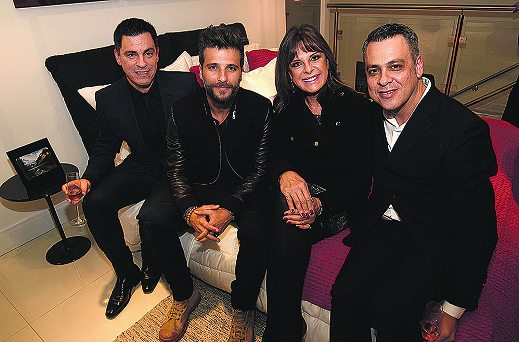 Os irmãos Wilton (à esq.) e Wilias de Oliveira Sousa receberam o ator Bruno Gagliasso e a arquiteta paulista Jóia Bergamo para o badalado coquetel de inauguração da loja Millo Mobiliário sob Medida na noite de quarta, na Alameda Dr. Carlos de Carvalho. Bruno é o garoto-propaganda da marca paulista, que tem fábrica em São José dos Pinhais.