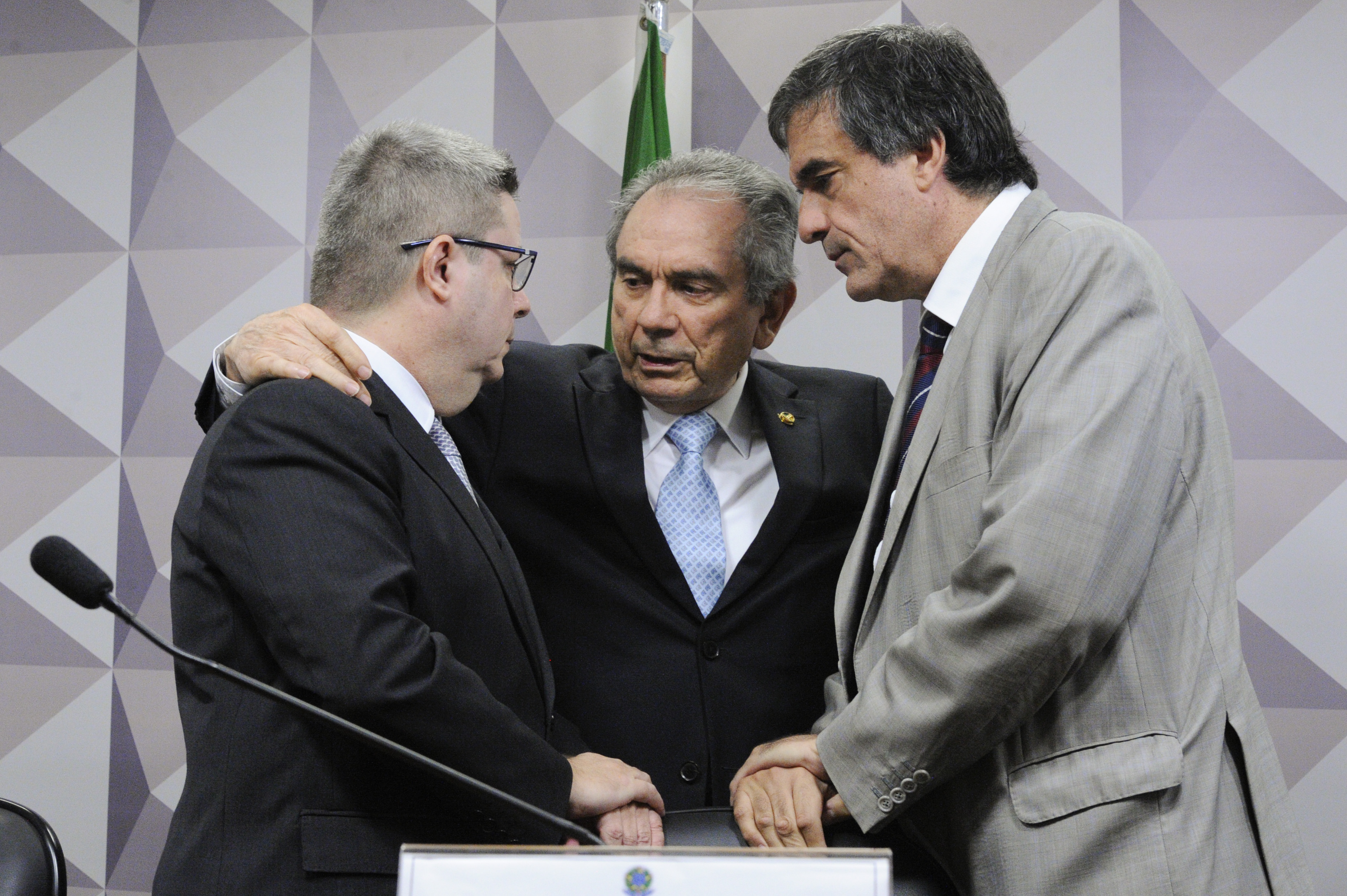 Anastasia, Lira e Cardozo: abraços no início da sessão da comissão do impeachment foram seguidos de críticas da defesa de Dilma à condução do processo. | Edilson Rodrigues/Agência Senado/Fotos Públicas