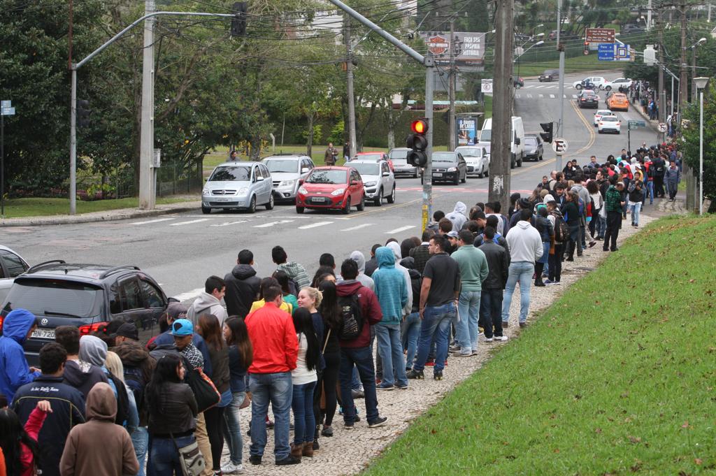 Anúncio de emprego no Festval levou milhares de pessoas a nova unidade do supermercado no Centro Cívico | Aniele Nascimento/Gazeta do Povo