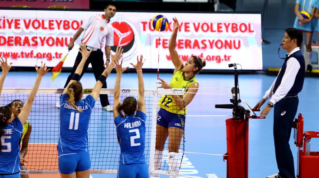 Natália, a maior pontuadora do Brasil, com 17 pontos, comandou a vitória da equipe de Zé Roberto diante da Itália. | FIVB/Divulgação
