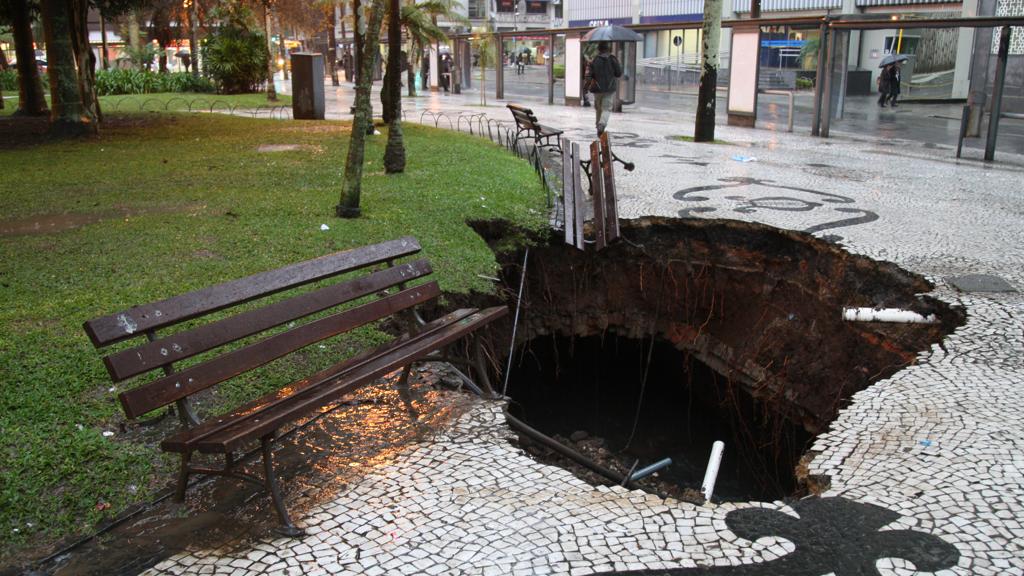 Vazão  intensa do rio Ivo fez abrir uma cratera na praça Carlos Gomes | Aniele Nascimento/Gazeta do Povo