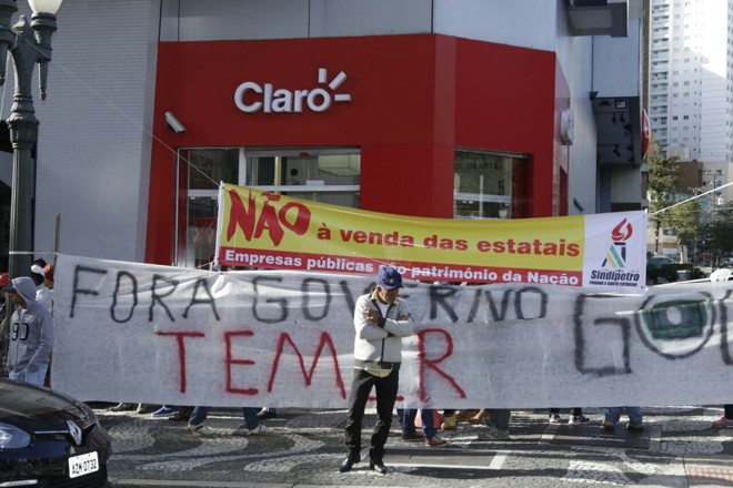 Manifestação nas imediações do escritório da Petrobras no Batel | Foto: Lineu Filho/Tribunal do Paraná