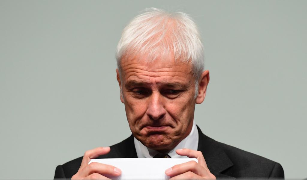 Mathias Müller, CEO da Volks, pediu desculpas a acionistas por ter “traído sua confiança na Volkswagen”. | JOHN MACDOUGALL/AFP