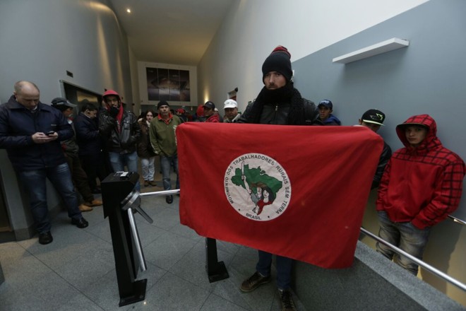 Manifestação no escritório da Petrobras no Batel. | Foto: Lineu Filho/Tribuna do Paraná