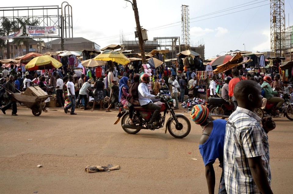 Cobrar impostos por SMS pode salvar cidades pobres Em Kampala, capital de Uganda, a informalidade reina. Após a adoção do “mobile money”, a arrecadação da cidade triplicou. | Jake Stimpson/Jake Stimpson Creative Commons
