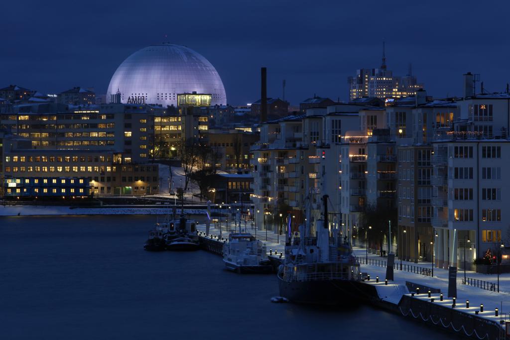 Vista de Estocolmo, em uma noite de inverno. Ao fundo, o globo da Ericsson, uma arena multi-esportiva da capital sueca. | Sören Andersson/mediabank.visitstockholm.com