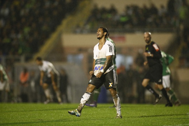 Atacante Evandro lamenta a chance desperdiçada. | Hugo Harada/Gazeta do Povo