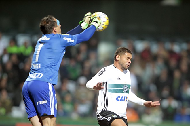 Felipe Prass evita cabeçada de Edinho | Albari Rosa/Gazeta do Povo