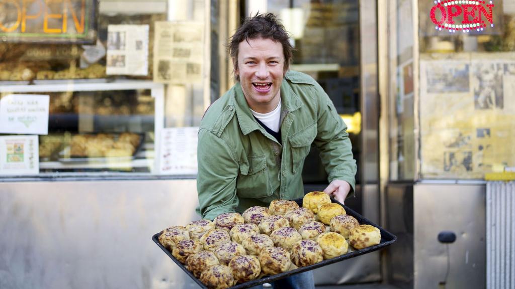 O chef Jamie Oliver ganhou fama mundial ao ensinar receitas práticas e rápidas em programas de televisão | Divulgação