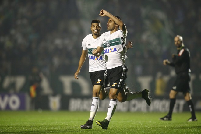 Zagueiro Rafael Marques comemora com Juninho e João Paulo o primeiro gol do Coxa. | 