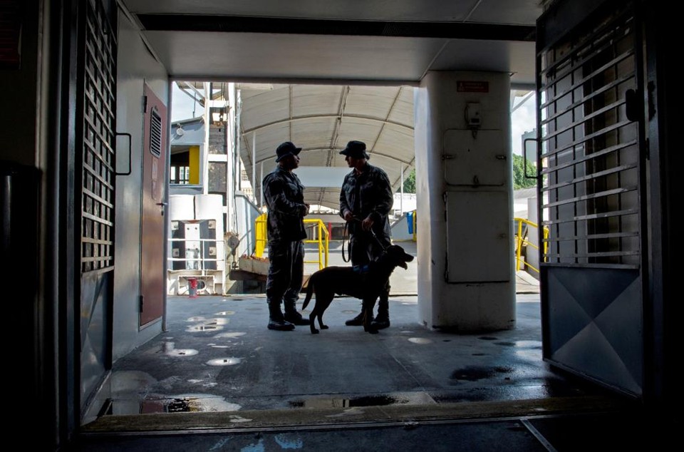 Membros da segurança fazem inspeção no Rio: alerta. | VANDERLEI ALMEIDA/AFP