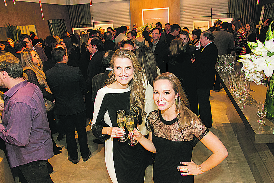 Caroline Andrusko (à esq.) e Eliza Schuchovski reuniram amigos, familiares e clientes para festejar os dez anos de seu escritório de arquitetura Perffectta na noite de terça-feira, na Artefacto. A dupla comemora mais de 200 projetos executados, entre residenciais e corporativos. | Naideron Jr.