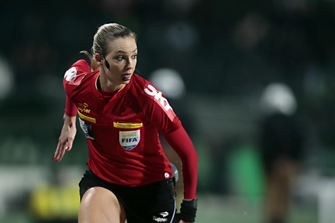 Bandeirinha NAdine Schramm na partida entre Coritiba e Palmeiras. | Albari Rosa/Gazeta do Povo
