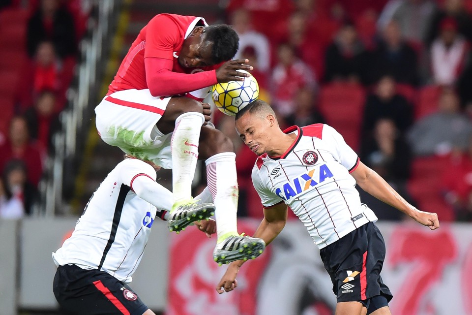Choque entre Paulão e Cleberson fez com que o jogador atleticano caísse desacordado no gramado. | Vinícius Costa/Futura Press/Folhapress