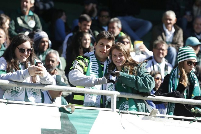 Casais comemoram o Dia dos Namorados no Couto Pereira em jogo do Coritiba contra o Sport. | Antônio More Gazeta do Povo