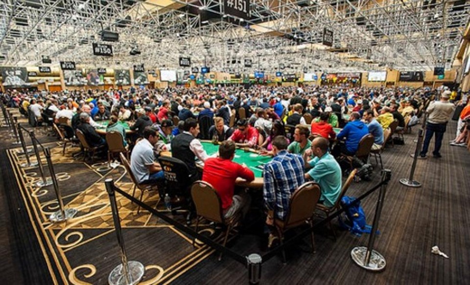 Curitibano é a aposta brasileira no Mundial de poker em Las Vegas Imagens do Colossus 2016, o maior dos 69 torneios dentro do Mundial, com 21.613 participantes. | Divulgação/WSOP