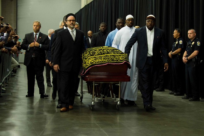 Caixão de Muhammad Ali sendo empurrado para dar início ao funeral. | Jim Watson/AFP