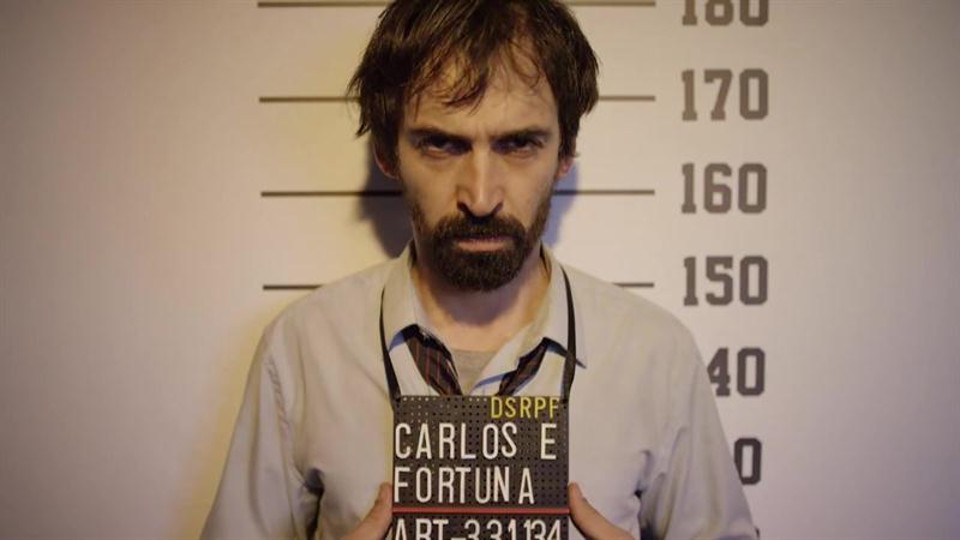 Cadu (Júlio Andrade): confundido com um traficante, só lhe resta assumir o papel na cadeia | /Divulgação