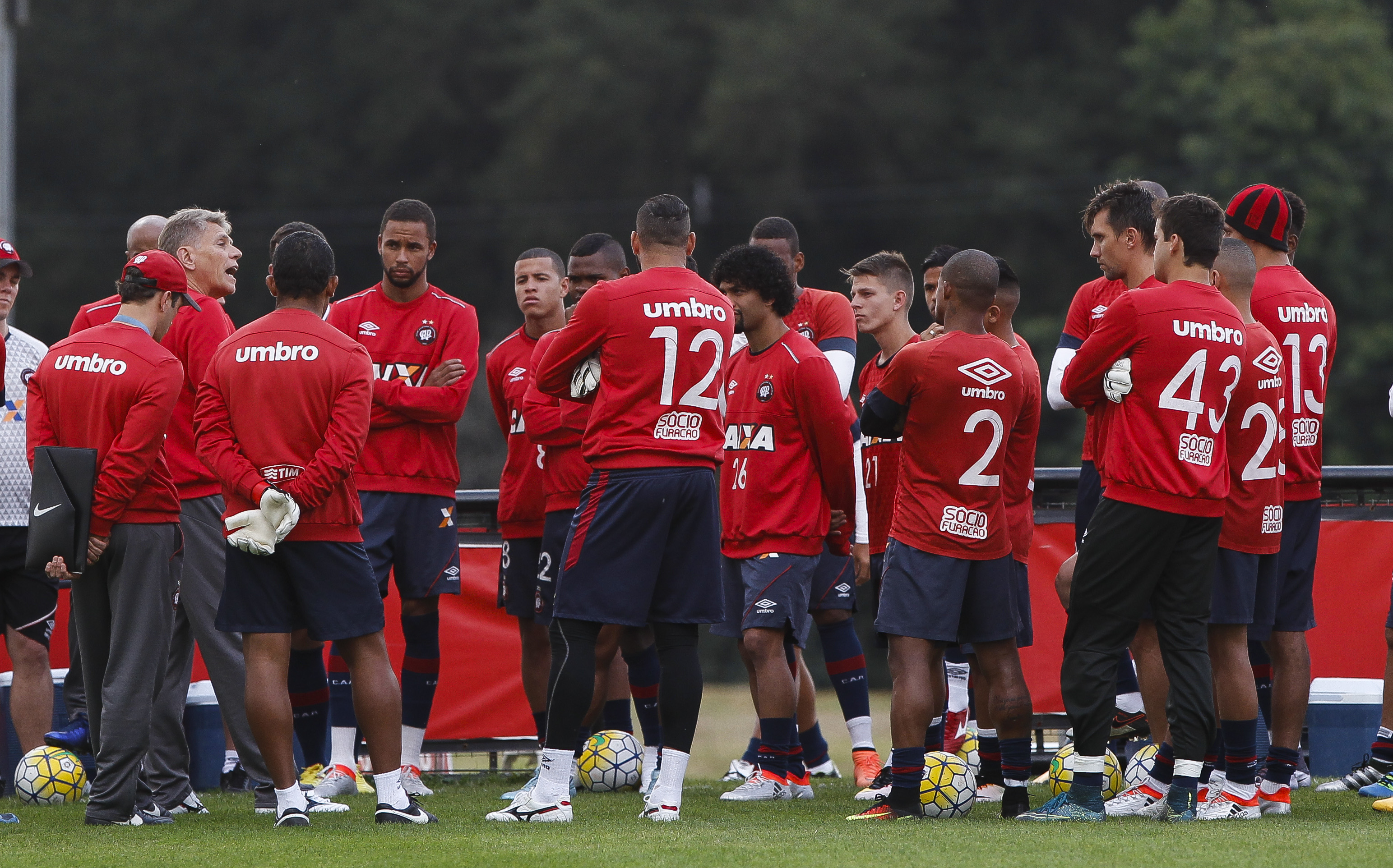 Jogadores do Atlético e o técnico Paulo Autuori: desgaste pesa na escalação da equipe. | Daniel Castellano/Gazeta do Povo