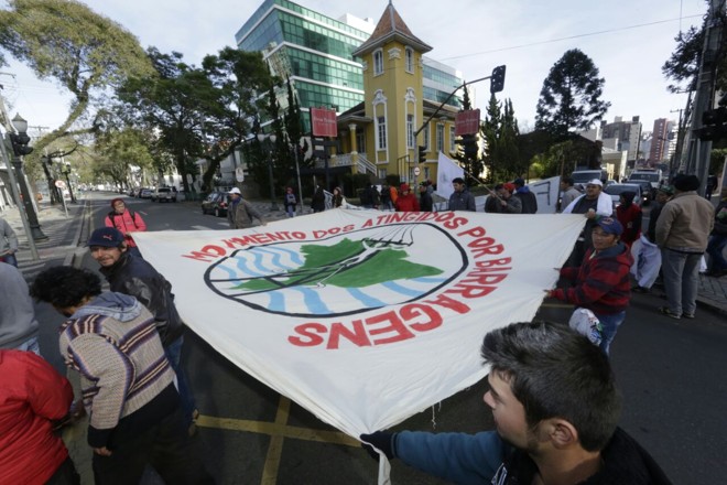 Caminhada de manifestantes pelas ruas da região central de Curitiba. | Foto: Antonio More/Gazeta do Povo