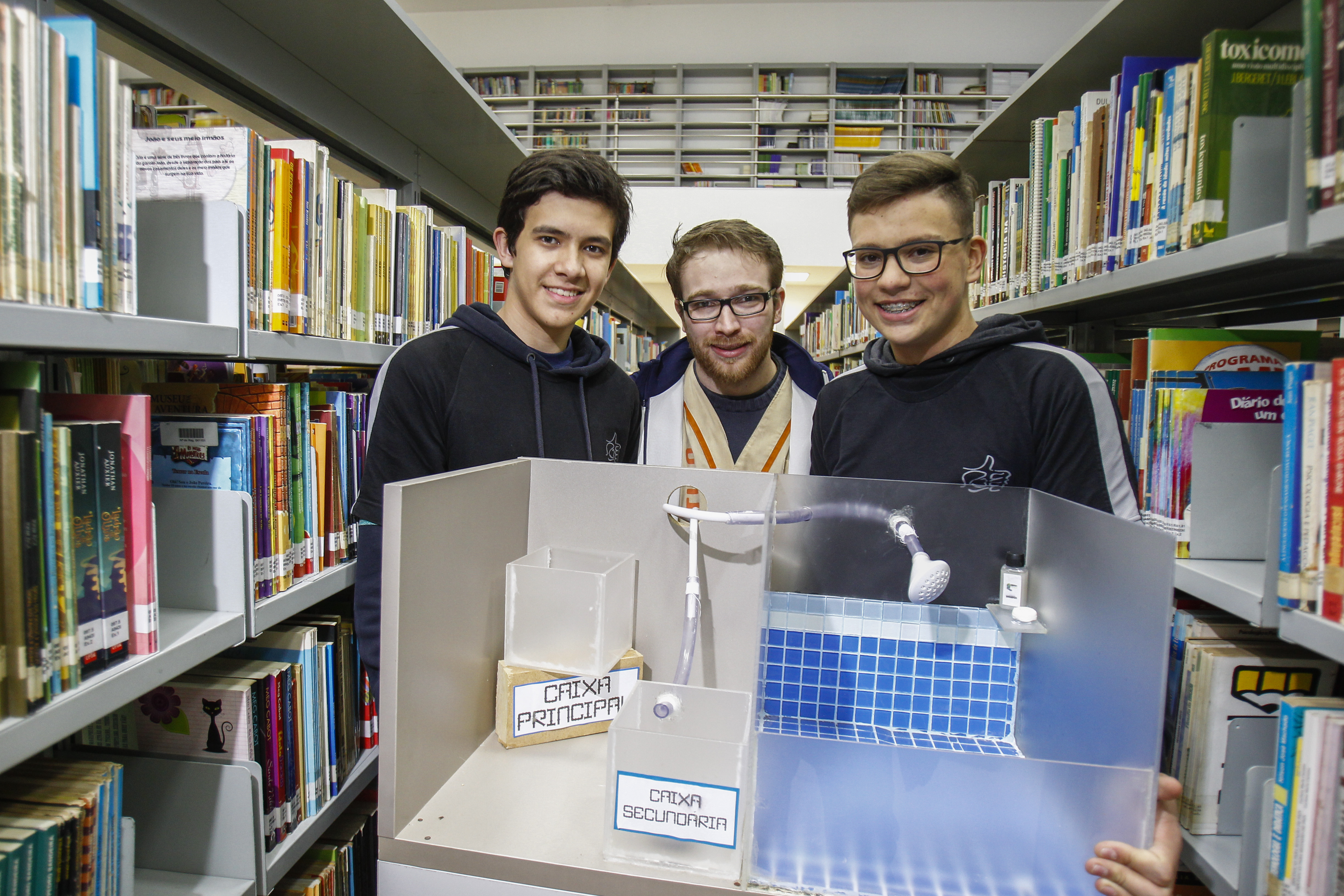 Na foto, Mateus Pizzatto e Paulo Guilherme Giffhorn, com o professor Fernando Dimas Souza (ao centro) | Daniel Castellano/Gazeta do Povo