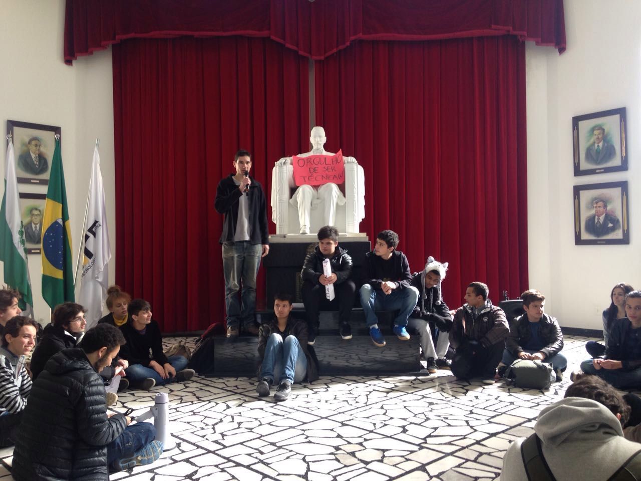 Foto tirada dos estudantes momentos antes da proibição da entrada dos servidores, nesta quarta-feira | Felipe Rosa/Gazeta do Povo